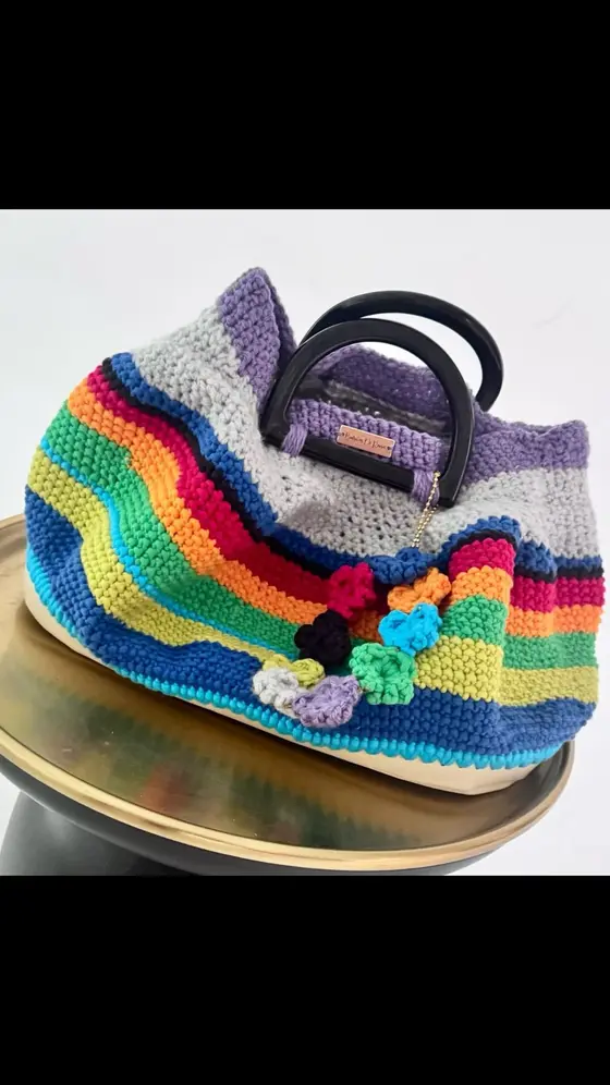 Brillantes, llamativos y hechos a mano con amor. Cada bolso de ganchillo se ela…