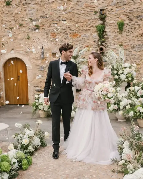 Spring weddings like this one are pure magic.
They carry the scent of blooming…