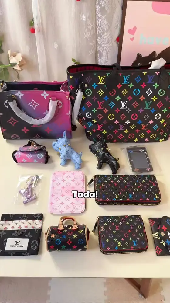 Pretty bag 💗✨
This gorgeous LV bag set came fully loaded with luxury accessori…