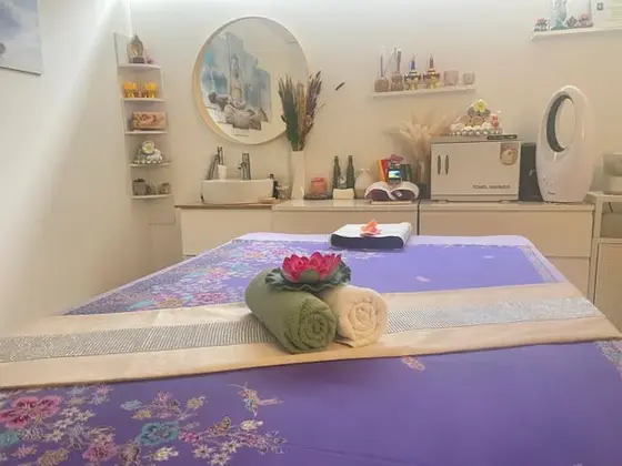 🌿 Kruidenstempel Massage – Ontspanning en Herstel 🌿
Gun jezelf een moment van…