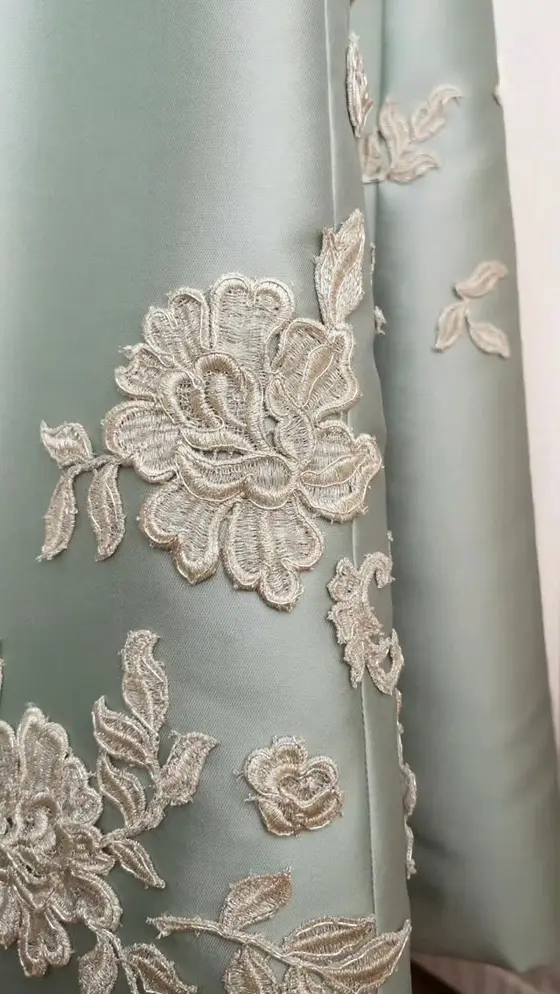 Abito da sposa in Mikado e organza di seta colore acqua, decorato con fiori in…