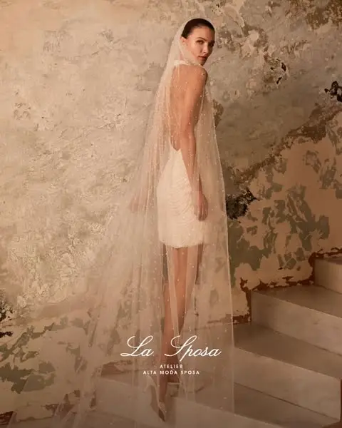 Chi ha detto che un abito da sposa debba essere per forza lungo?
Questo modello…