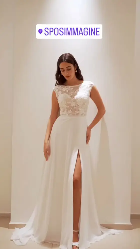 Abito da sposa leggerissimo in chiffon con spacco, bustino in pizzo delicato, g…