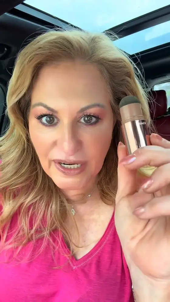 Gray hairs MAKE YOU LOOK OLD. 😆 This hair concealer blends so naturally you ca…