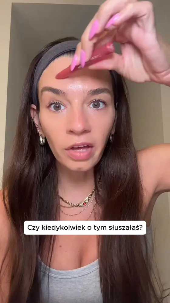 Bruzdy uśmiechu opadają, okolica oczu traci objętość — i masz dwie drogi.
Pierw…