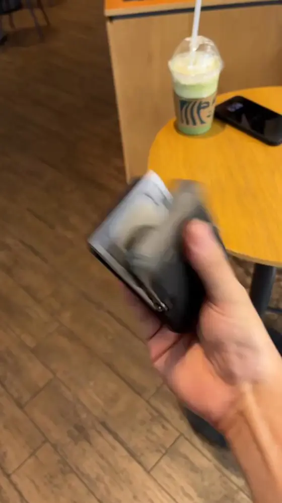 Magnetic Wallet with Stand