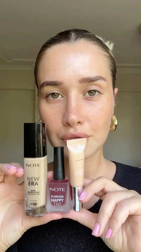 Du contouring jusqu’aux lèvres glossy 💋✨
Découvrez la transformation complète…